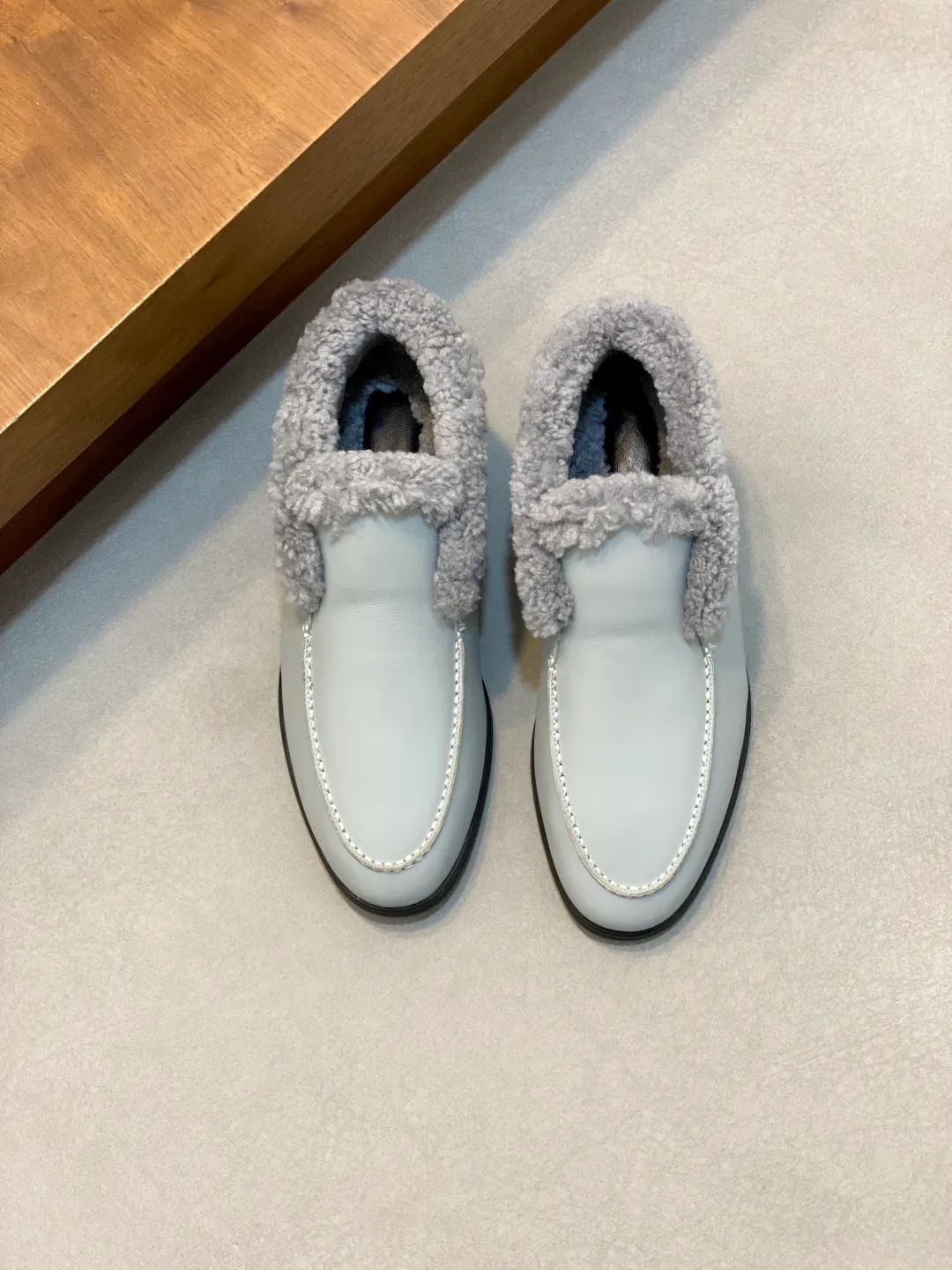 Men's Men's Shoes💰860 LoroPiana/nuoyoupiana men's new autumn and winter wool shoes, Dongguan-made raw materials are in great demand! This casual shoe is made of imported calfskin, with a full wool lining and insole for an extraordinarily comfortable and warm wearing experience. The ultra-light two-color rubber sole creates a charming modern aesthetic. There is an LP logo on the bottom. The style is simple and fashionable, and the upper foot is comfortable, warm and breathable! Comes complete with original box packaging! Size: 39-40-41-42-43-44 standard leather shoe size (45/46 can be customized but does not support returns)
